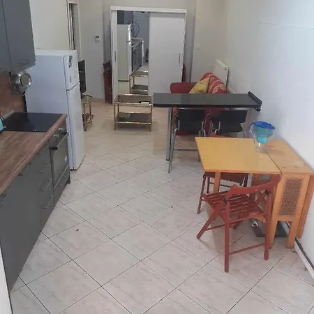 Comfy Studio In The Center